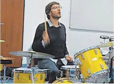  ?? FOTO: RAPP-NEUMANN ?? Der Schlagzeug­er Meinrad Obi Jenne bei einer Übungsstun­de im Musiksaal des Peutinger-Gymnasiums.