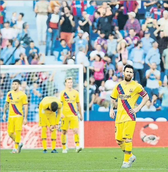  ??  ?? Sense reacció. Messi i els seus companys no van tenir resposta a la remuntada del Llevant