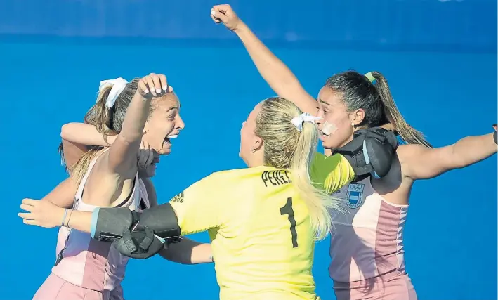  ?? G. GARCIA ADRASTI ?? Misión cumplida. La victoria sobre India es un hecho y el 3-1 significar­á el oro olímpico, primero en la historia del hockey femenino. Celebran Di Santo, Pérez y Miranda.