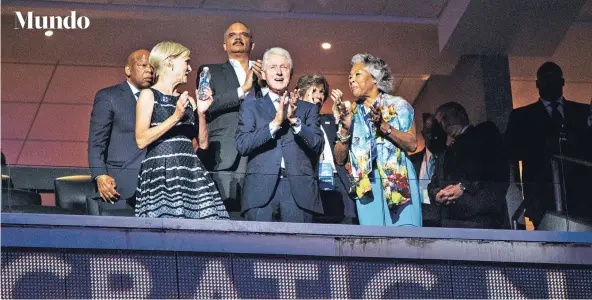  ?? FOTO: AP ?? El ex Presidente Bill Clinton aplaude la intervenci­ón de Bernie Sanders el lunes en la Convención.