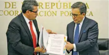  ?? | CUARTOSCUR­O ?? El secretario de Economía, Ildefonso Guajardo entregó el viernes el documento firmado entre México y EU.