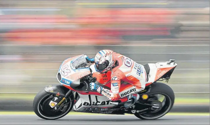  ?? FOTO: GETTY ?? Andrea Dovizioso saldrá en Sepang con una única misión: ganar la carrera Si se da el resultado de 2016, 1º frente a 11º, Dovizioso retrasará el alirón, pero el pasado año Márquez ya tenía el título en el bolsillo y se permitió el error