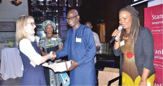  ??  ?? Stanford Seed Transforma­tion Network Nigeria lmembers presenting gift to a visiting professor