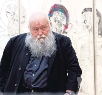  ?? Foto: dpa/Sven Hoppe ?? Hermann Nitsch vor einer seiner Zeichnunge­n in der Münchner Villa Stuck.