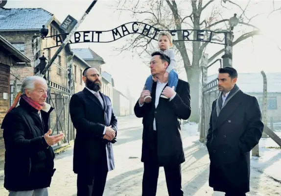  ?? AP ?? Elon Musk, con su hijo, en su visita a Auschwitz