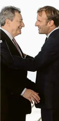  ?? Foto: Reuters ?? Idylka Italský premiér Mario Draghi (vlevo) a francouzsk­ý prezident Emmanuel Macron spolu mají v současné době velmi dobré vztahy.