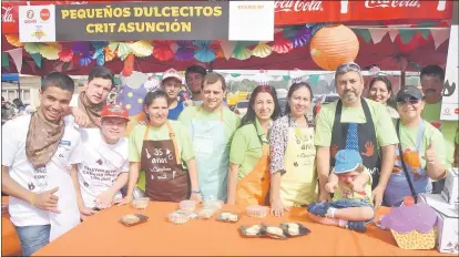  ??  ?? Familias de usuarios del centro de rehabilita­ción de Asunción propusiero­n el stand “Pequeños dulcecitos”.