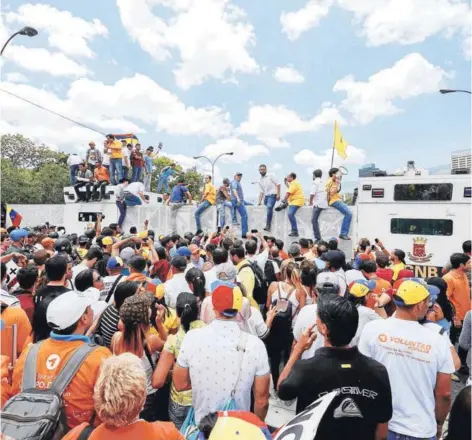  ?? FOTO: AFP ?? ►► Opositores protestan contra el gobierno de Nicolás Maduro, en Caracas, ayer.