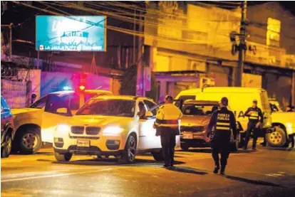  ?? ALEJANDRO GAMBOA ?? El comerciant­e colombiano viajaba en el automóvil blanco. Detrás, venía su familia en otro vehículo. Al extranjero le dispararon en ocho ocasiones, en Calle Blancos de Goicoechea.