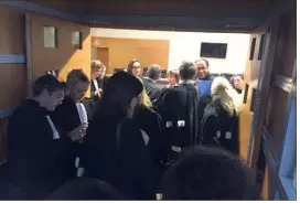  ?? (Photo G. L.) ?? Les avocats ont occupé durant plus de deux heures la cour d’assises des AlpesMarit­imes à Nice.