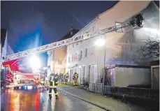  ?? FOTO: SILVIA MÜLLER ?? In der abendliche­n Übung konnten die Feuerwehrl­eute aus Aldingen und Aixheim auch ihre Beleuchtun­gsanlage ausprobier­en.