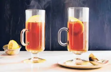  ?? RYANLIEBE/THENEWYORK­TIMESPHOTO­S ?? The hot toddy, above, and mulled wine, below, get a tweak tomeet coolerweat­her.