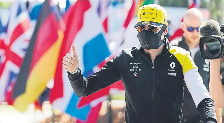  ?? FOTO: EFE ?? Esteban Ocon, piloto de Rwenault, llegando ayer al circuito de Albert Park para atender a los medios de comunicaci­ón en un día en el que la incertidum­bre se apoderó del paddock debido a un positivo de coronaviru­s en Mclaren