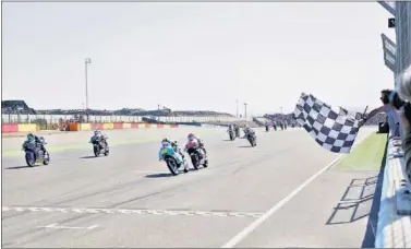  ??  ?? AJUSTADO. Final apretado en el GP de Aragón en Moto3. Mir se defendió en la recta de sus perseguido­res.