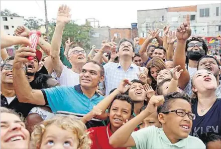  ??  ?? ACTO. Fernando Haddad participa, en San Pablo, de un encuentro con grupos vinculados con la cultura como parte de su movilizaci­ón.