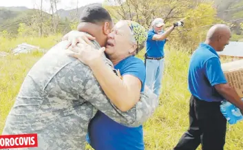  ??  ?? OROCOVIS
En el sector Damián Arriba recibieron con emoción la ayuda de la Guardia Nacional.