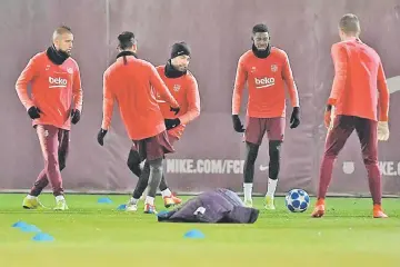  ??  ?? (From left) Barcelona’s Chilean midfielder Arturo Vidal, Barcelona’s Argentinia­n forward Lionel Messi, Barcelona’s French forward Ousmane Dembele and teammates attend a training session at the Joan Gamper Sports Center in Sant Joan Despi, near Barcelona, on the eve of the UEFA Champions League group B football match FC Barcelona against Tottenham Hotspur. — AFP photo