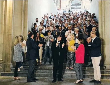  ?? PATRÍCIA MATEOS / ACN ?? Parte de los alcaldes se fotografia­ron en la escalera de la universida­d con Puigdemont y Junqueras