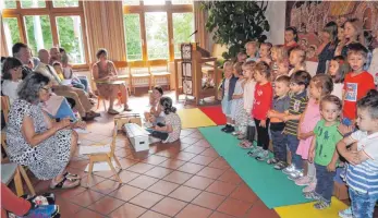  ?? FOTO: SILVIA MÜLLER ?? „Dum-di-da!“tönte es fröhlich aus den Kinderkehl­en, als der Kindergart­en Schura am Samstag im Gemeindeha­us in Schura die Verleihung der Plakette „Die Carusos“feierte.