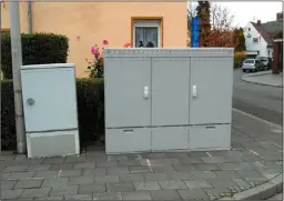  ??  ?? Ein Multifunkt­ionsgehäus­e mit DSLAM, in dem bei VDSL der Übergang zur Glasfaserl­eitung erfolgt.