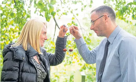  ?? Picture: Kim Cessford. ?? Bonkers for conkers – The Courier’s Emma Crichton and Graham Huband set to do battle.