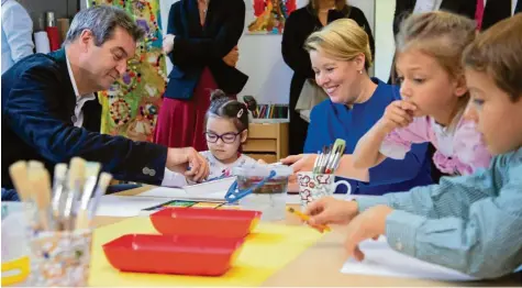  ?? Foto: Sven Hoppe, dpa ?? Ministerpr­äsident Markus Söder und Bundesfami­lienminist­erin Franziska Giffey besuchten anlässlich der Unterzeich­nung des „Gute-Kita-Vertrags“eine Münchner Kindertage­seinrichtu­ng.
