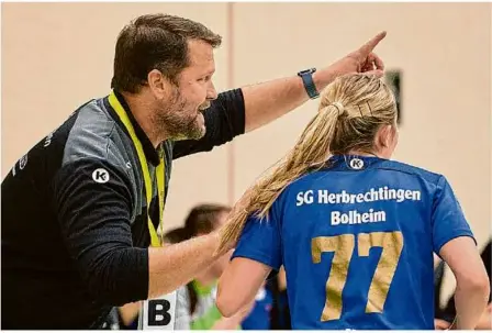  ?? Foto: Markus Brandhuber ?? Da geht’s lang: Shb-trainer Philipp Gyaja mit Spielerin Carmen Siller.