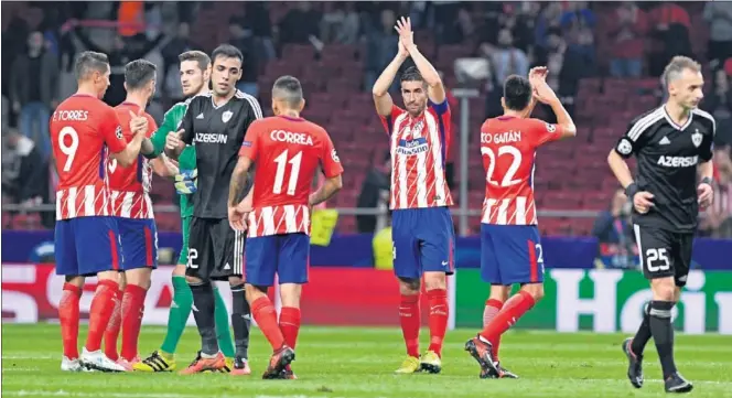  ??  ?? UNIÓN. Torres, Saúl y Correa saludan a los jugadores del Qarabag, mientras Gabi y Gaitán dan las gracias a la afición. Tras el partido, los pesos pesados se han exigido dar un plus.
