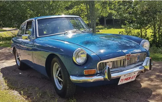  ?? ?? Above: Leslie’s MGB from the front, highlighti­ng its distinctiv­e grille and iconic badgework. Far right: the driver-side view.