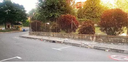  ?? FOTO CORTESÍA ?? Así de sucia queda la carrera 75 con calle 65, al frente de la Universida­d de Antioquia, luego de una noche de fiesta en esta zona residencia­l de Robledo. ¡Ni siquiera limpian!