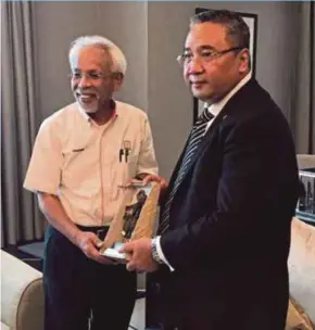  ??  ?? Indonesian Liaison Minister in charge of Malaysian investment­s Eko Putro Sandjojo (right) with Federal Land Developmen­t Authority chairman Tan Sri Shahrir Abdul Samad during a private meeting in Kuala Lumpur last week.