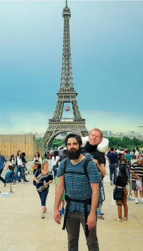  ?? (foto da Instagram) ?? A Parigi Kevan con uno dei suoi «portatori» di fronte alla Torre Eiffel