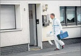  ?? NICOLAS ARMER / AFP ?? Un investigad­or, entrando ayer en la casa de Wallenfels