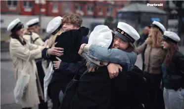  ??  ?? Des étudiants fêtent l’obtention de leur diplôme à Stockholm, le 24 avril dernier.