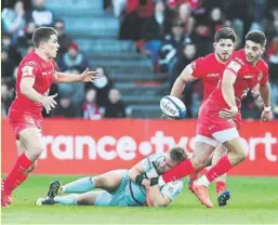  ??  ?? Antoine Dupont (à gauche) et Romain Ntamack (à droite) ici contre Gloucester la saison dernière, seront une nouvelle fois aux commandes du jeu toulousain.