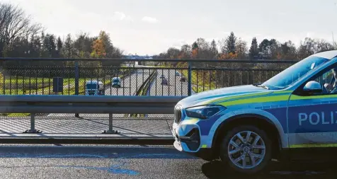  ?? Foto: Marcus Merk ?? Die Polizei zeigt entlang der B2 im Kreis Augsburg in diesen Tagen verstärkt Präsenz.