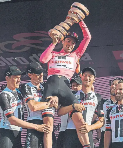  ?? FOTO: EFE ?? Los compañeros de Tom Dumoulin del Sunweb levantan a su jefe de filas, primer holandés que logra ganar el Giro de Italia