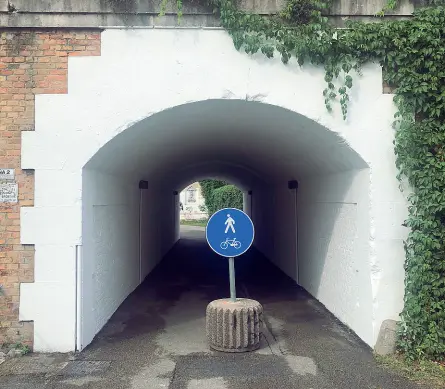  ??  ?? Il sottopasso Il passaggio sotto il ponte della Gobba è stato a più riprese riempito di insulti e disegni. Oggi è il più bianco di Treviso