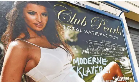  ?? FOTO: BECKER & BREDEL ?? Mit diesem Plakat wirbt aktuell ein Trierer Etablissem­ent für Sexdienste. Ein Betrachter sprühte mit weißer Farbe in der Saarbrücke­r Dudweilers­traße unmissvers­tändlich darauf, was er von so etwas hält.