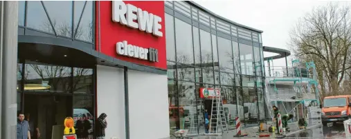  ?? Fotos: Andreas Schäfer ?? In diesem Gebäude des Komplexes sind Rewe, clever fit, die Bäckerei Ihle und easyApothe­ke untergebra­cht.