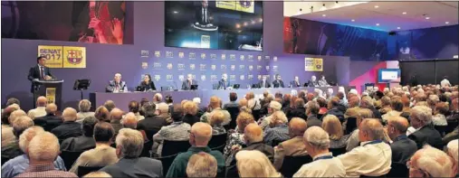  ??  ?? LLENO. Bartomeu habló ante el Senado azulgrana, que reúne a los socios más veteranos del club culé.