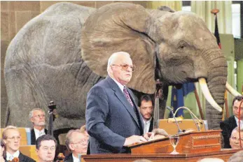  ?? FOTO: THOMAS KÖHLER ?? Der Historiker Heinrich August Winkler geht zur Erklärung der Asylpoliti­k zurück ins Jahr 1948: Damals diskutiert­en die 65 Mitglieder des Parlamenta­rischen Rates im Zoologisch­en Museum Bonn darüber. 50 Jahre später erinnerte der damalige...