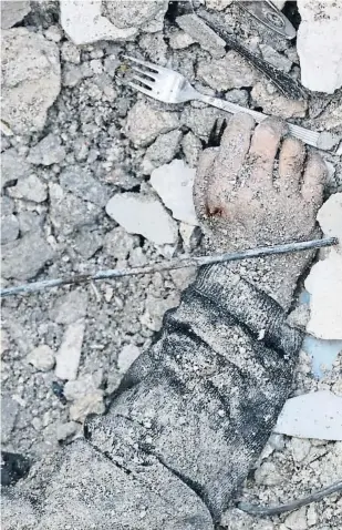  ?? ?? Un brazo ino ente
El cuerpo de un niño yace entre los escombros de un edificio derrumbado en la ciudad de Jandaris, en la zona rebelde de la provincia siria de Alepo