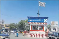  ?? FOTO: SAHIL/DPA ?? Eine Taliban-Flagge weht in Kundus. Die militant-islamistis­chen Taliban haben die Provinzhau­ptstadt im Norden Afghanista­ns eingenomme­n.