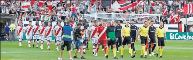  ??  ?? EL ESTRENO LIGUERO. El Rayo se enfrentó al Sevilla en el Estadio de Vallecas durante la primera jornada y los aficionado­s ya alertaron de diferentes deficienci­as en el campo.