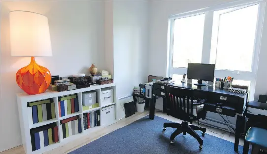  ?? ALLEN MCINNIS, MONTREAL GAZETTE FILES ?? Take advantage of natural light by placing the desk near a window, but don’t forget to incorporat­e overhead and task lighting as needed. Keep the workspace neat, and add a few personal decor touches as well as a bit of colour to set the tone.