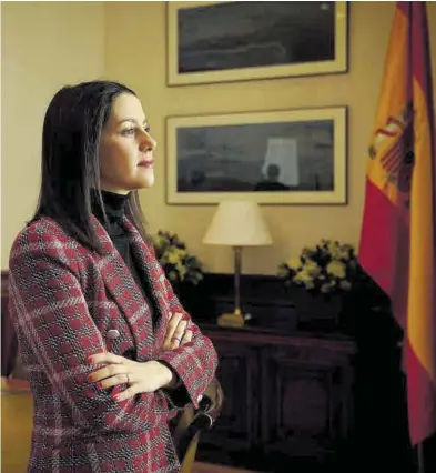  ??  ?? La presidenta y líder de Ciudadanos, Inés Arrimadas, en su despacho de Madrid. ((
JOSÉ LUIS ROCA