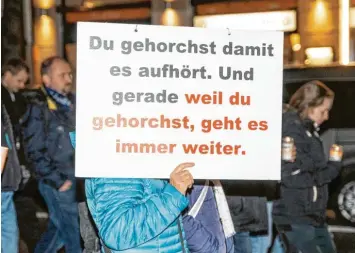  ?? Foto: Karasek, Imago Images ?? Ein verfälscht­es Arendt‐Zitat nutzten sogenannte Querdenker diesen November bei einer Demo in München. Arendt hatte einst ge‐ schrieben: „Kein Mensch hat das Recht zu gehorchen.“Damit schilderte sie jedoch – anders als von den Corona‐Leugnern darge‐ stellt – keine eigene Überzeugun­g, sondern interpreti­erte eine Theorie Immanuel Kants.