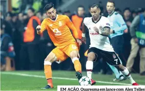  ??  ?? EM AÇÃO. Quaresma em lance com Alex Telles