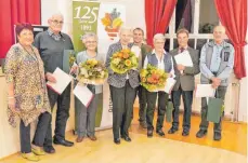  ??  ?? Anneliese Burgbacher (links) und Klaus Butschle (4. v. r.) ehrten Ernst Lohrer, Rose Faulhaber, Brunhilde Schneider, Doris Haller, Helmut Haisch und Egon Messner (von links).